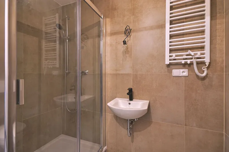 Koupelna s přírodními materiály — apartmán A.2 — apartmán A.2